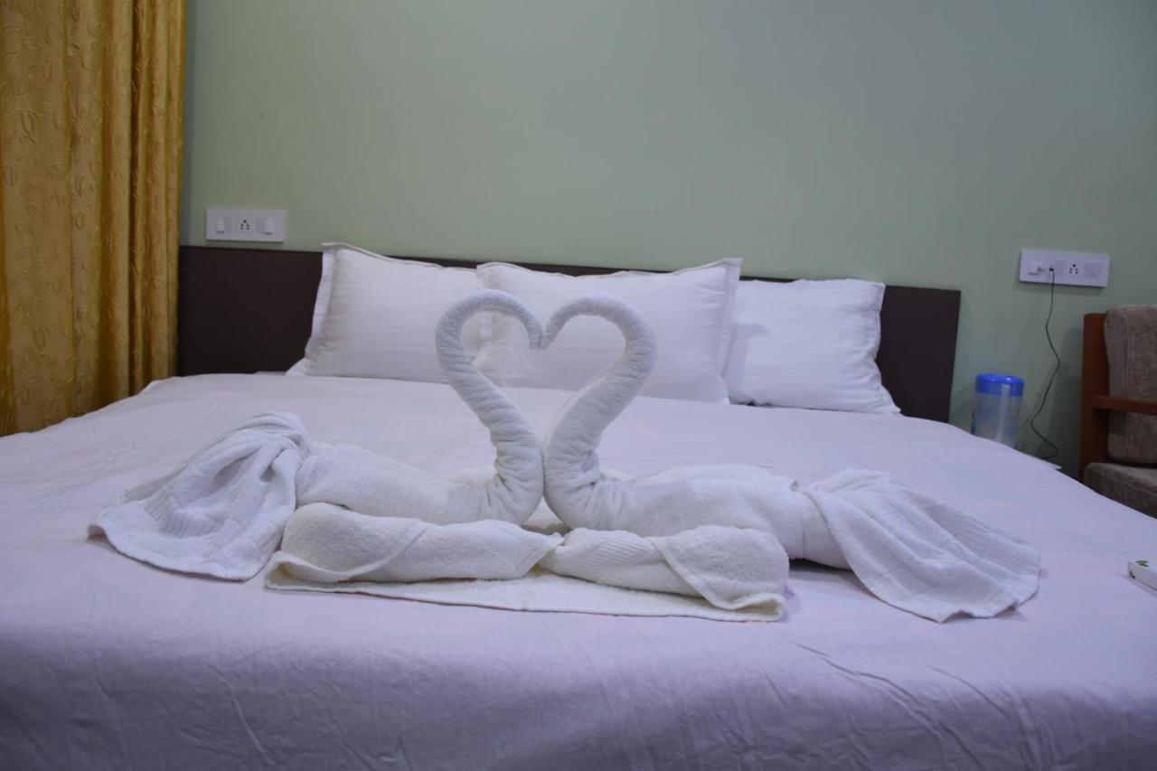 Hotel Aayes And Resort Shānti Niketan Pokoj fotografie